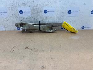 Gebruikte Motorkap Scharnier Mercedes 190 (W201) 2.0 D Prijs € 42,35 Inclusief btw aangeboden door Autoparts Van De Velde