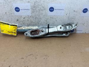 Gebruikte Motorkap Scharnier Mercedes 190 (W201) 2.0 D Prijs € 42,35 Inclusief btw aangeboden door Autoparts Van De Velde