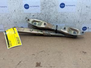 Gebruikte Motorkap Scharnier Mercedes 190 (W201) 2.0 D Prijs € 42,35 Inclusief btw aangeboden door Autoparts Van De Velde