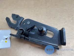Gebruikte Cabriodak scharnier Mercedes C (R205) C-200 2.0 16V Prijs € 30,25 Inclusief btw aangeboden door Autoparts Van De Velde