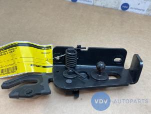 Gebruikte Cabriodak scharnier Mercedes C (R205) C-200 2.0 16V Prijs € 30,25 Inclusief btw aangeboden door Autoparts Van De Velde
