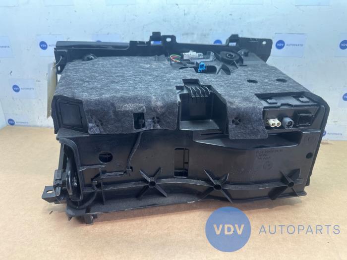 Schowek w desce rozdzielczej Mercedes E-Klasse