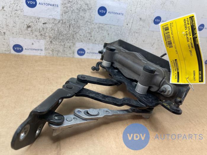 Pop up bonnet system Mercedes E-Klasse