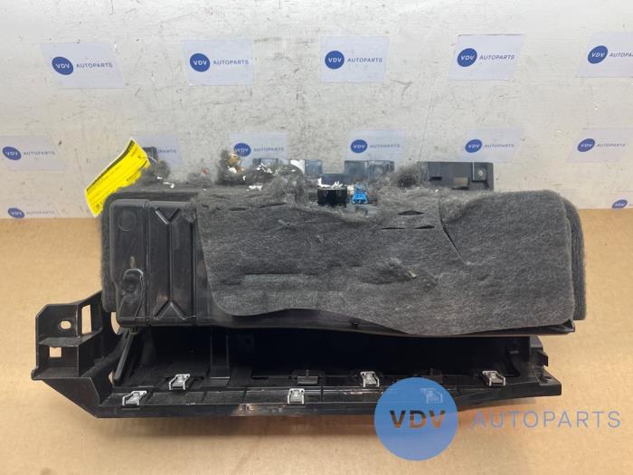 Schowek w desce rozdzielczej Mercedes CLS-Klasse