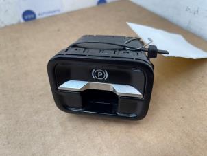 Gebruikte Handrem schakelaar Mercedes C (W206) C-300 e 2.0 Turbo Prijs € 18,15 Inclusief btw aangeboden door Autoparts Van De Velde