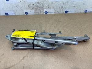 Gebruikte Motorkap Scharnier Mercedes 190 (W201) 2.0 D Prijs € 42,35 Inclusief btw aangeboden door Autoparts Van De Velde