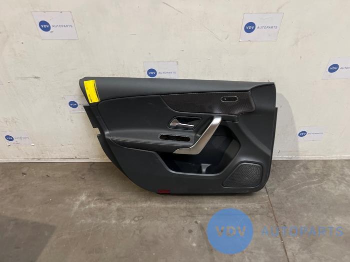 Tapicerka drzwi lewych przednich wersja 4-drzwiowa Mercedes A-Klasse