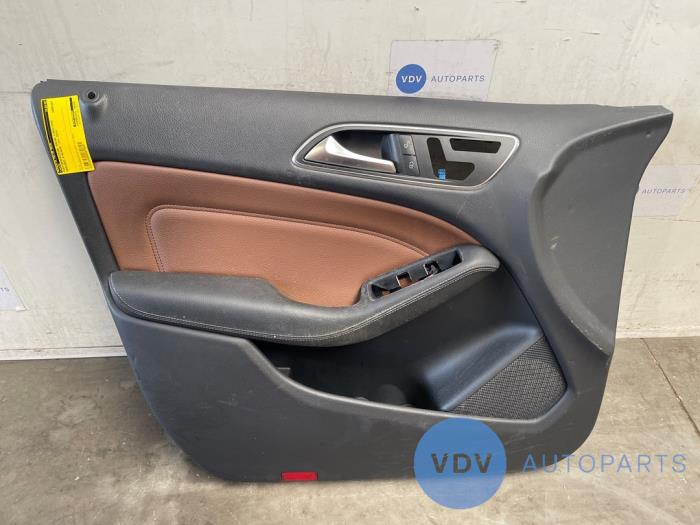 Tapicerka drzwi lewych przednich wersja 4-drzwiowa Mercedes B-Klasse