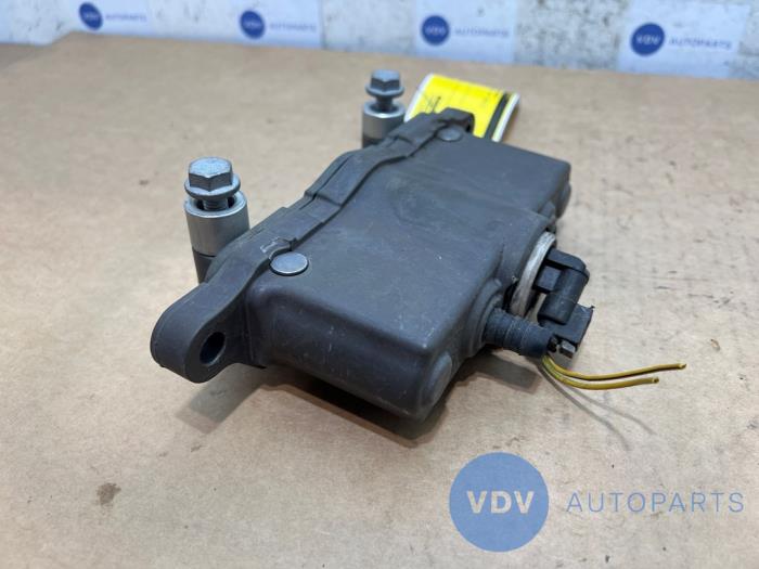 Pop up bonnet system Mercedes E-Klasse