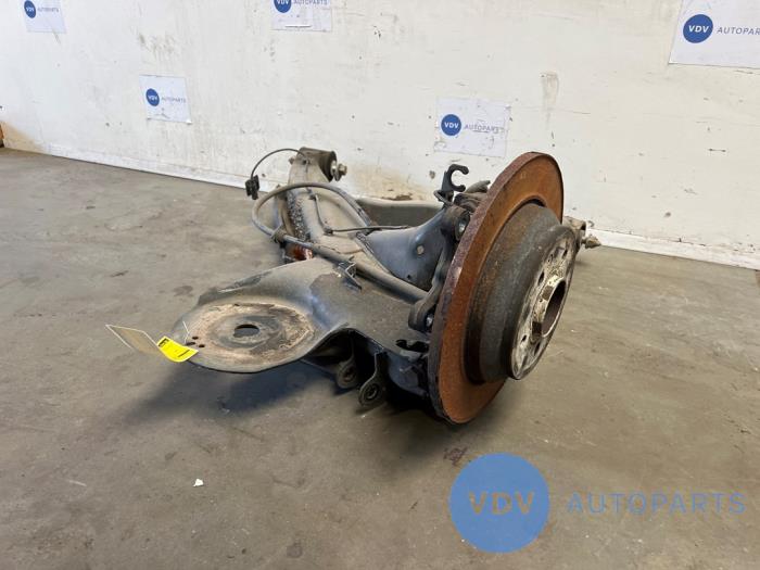 Mangueta derecha detrás Mercedes Vito