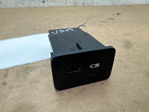 Gebruikte USB stekker Mercedes GLC (X253) 2.0 300 16V 4-Matic Prijs € 12,10 Inclusief btw aangeboden door Autoparts Van De Velde