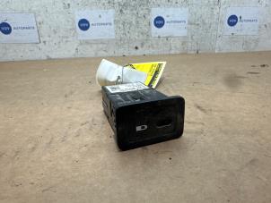 Gebruikte USB stekker Mercedes GLC (X253) 2.0 300 16V 4-Matic Prijs € 12,10 Inclusief btw aangeboden door Autoparts Van De Velde