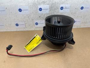 Gebruikte Chaufage Ventilatiemotor Mercedes A (177.0) 1.3 A-250 e Turbo 16V Prijs € 42,35 Inclusief btw aangeboden door Autoparts Van De Velde