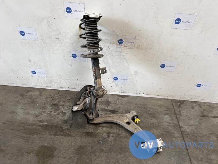 Knuckle, front left Mercedes GLA