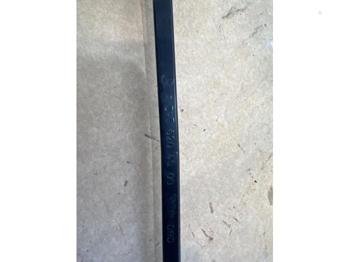 Brazo delantero de limpiaparabrisas Mercedes GLA