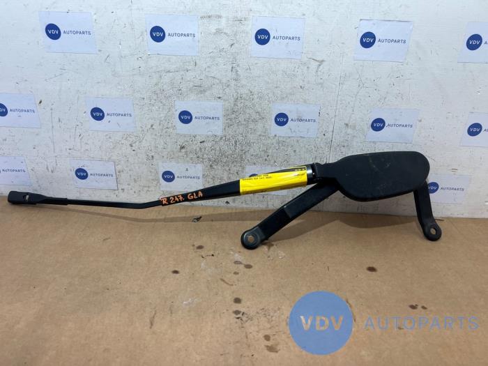 Ramie wycieraczki przedniej Mercedes GLA