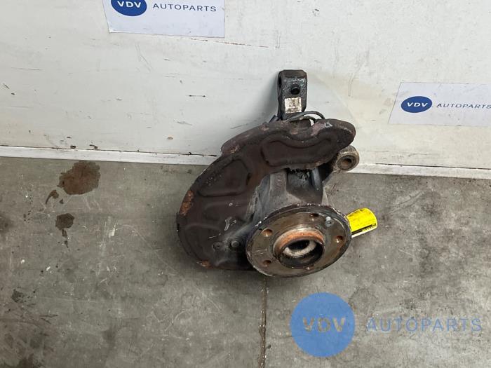 Fusee links-voor Mercedes Vito