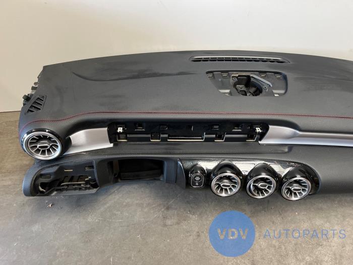 Tableau de bord Mercedes CLA