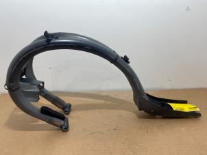 Gebruikte Achterklep Scharnier Mercedes E (W211) 2.2 E-200 CDI 16V Prijs € 60,50 Inclusief btw aangeboden door Autoparts Van De Velde