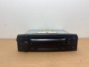 Gebruikte Radio Mercedes C (W203) 2.2 C-200 CDI 16V Prijs € 90,75 Inclusief btw aangeboden door Autoparts Van De Velde