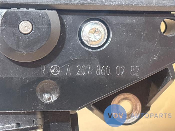 Seatbelt feeder right Mercedes E-Klasse