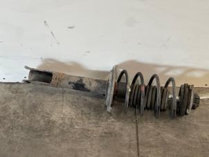 Gebruikte Schokdemper rechts-voor Mercedes A (W169) 1.5 A-160 Prijs € 60,50 Inclusief btw aangeboden door Autoparts Van De Velde