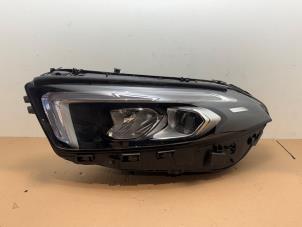 Gebruikte Koplamp links Mercedes A Limousine (177.1) 1.3 A-250 e Turbo 16V Prijs € 998,25 Inclusief btw aangeboden door Autoparts Van De Velde