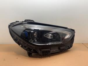 Gebruikte Koplamp rechts Mercedes C (W206) C-300 de 2.0 Turbo 16V Prijs € 1.421,75 Inclusief btw aangeboden door Autoparts Van De Velde