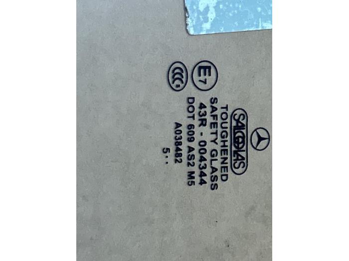 Szyba drzwi lewych przednich wersja 4-drzwiowa Mercedes G-Klasse