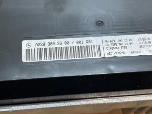 Head-up display van een Mercedes-Benz E (R238) E-220d 2.0 Turbo 16V 2017