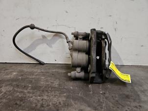 Gebruikte Remklauw (Tang) links-voor Mercedes Vito (447.6) 2.2 114 CDI 16V Prijs € 90,75 Inclusief btw aangeboden door Autoparts Van De Velde