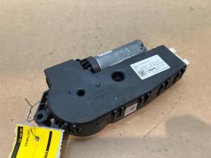 Gebruikte Schuifdak Motor Mercedes S (222.0/222.1) 3.0 S-350 BlueTEC, S-350d 24V Prijs € 175,45 Inclusief btw aangeboden door Autoparts Van De Velde