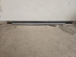 Gebruikte Rolgordijn achter Mercedes Viano (639) 2.2 CDI 16V 4x4 Prijs € 242,00 Inclusief btw aangeboden door Autoparts Van De Velde