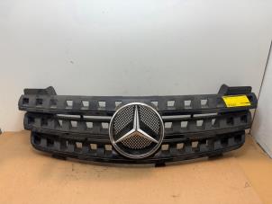 Gebruikte Grille Mercedes ML II (164/4JG) 3.0 ML-320 CDI 4-Matic V6 24V Prijs € 151,25 Inclusief btw aangeboden door Autoparts Van De Velde