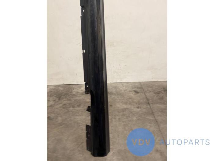 Dorpel links Mercedes E-Klasse