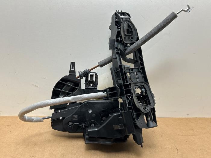 Mechanizm blokady drzwi lewych przednich wersja 4-drzwiowa Mercedes GLC-Klasse