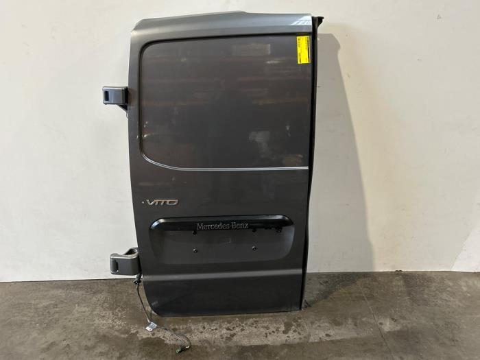 Tylne drzwi samochodu dostawczego Mercedes Vito