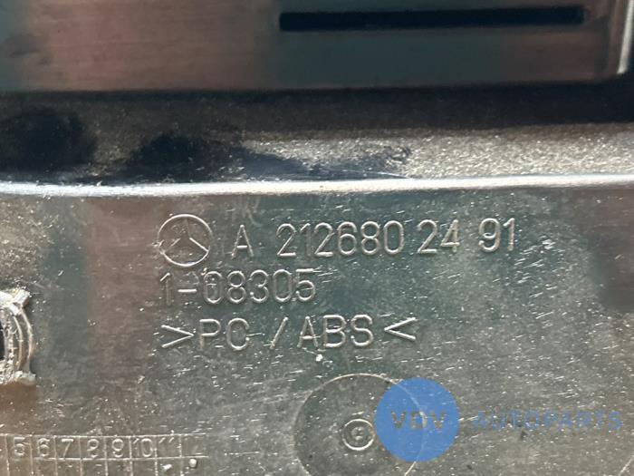 Schowek w desce rozdzielczej Mercedes E-Klasse