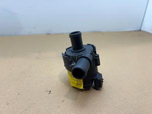 Gebruikte Waterpomp Mercedes X (470) 250d 16V 4-Matic Prijs € 48,40 Inclusief btw aangeboden door Autoparts Van De Velde