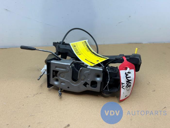 Mechanizm blokady drzwi lewych przednich wersja 4-drzwiowa Mercedes A-Klasse