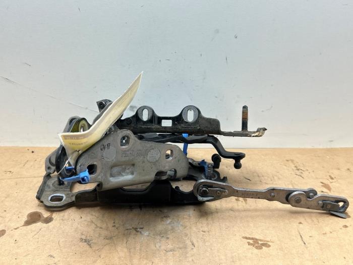 Zawias pokrywy silnika Mercedes E-Klasse