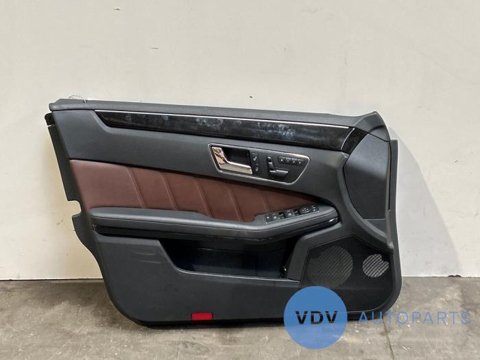 Tapicerka drzwi lewych przednich wersja 4-drzwiowa Mercedes E-Klasse