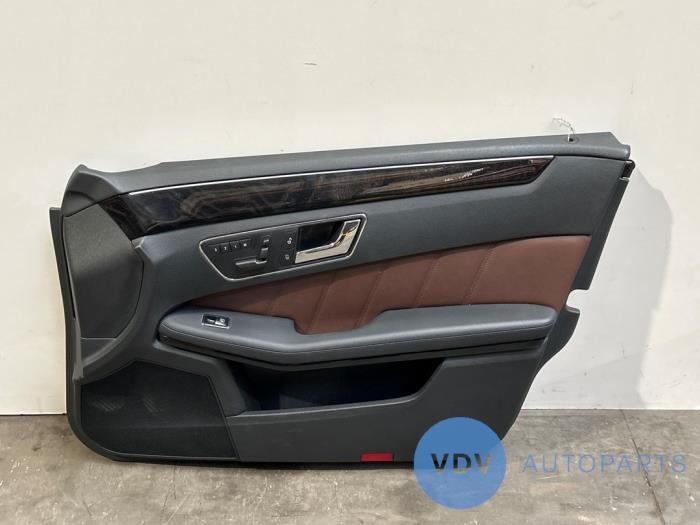 Tapicerka drzwi prawych przednich wersja 4-drzwiowa Mercedes E-Klasse