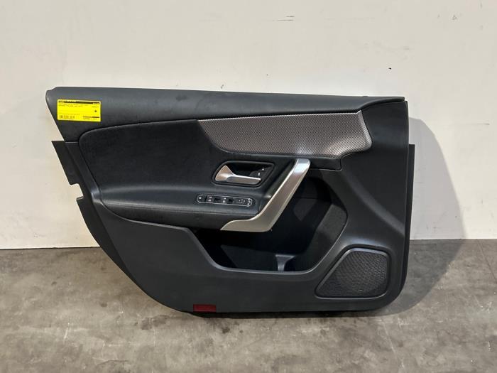 Tapicerka drzwi lewych przednich wersja 4-drzwiowa Mercedes A-Klasse