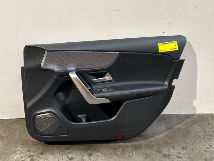 Tapicerka drzwi prawych przednich wersja 4-drzwiowa Mercedes A-Klasse