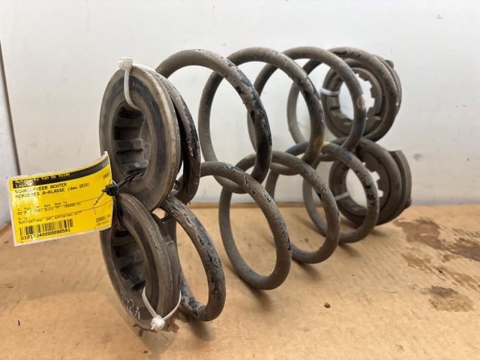 Schroefveer achter Mercedes A-Klasse