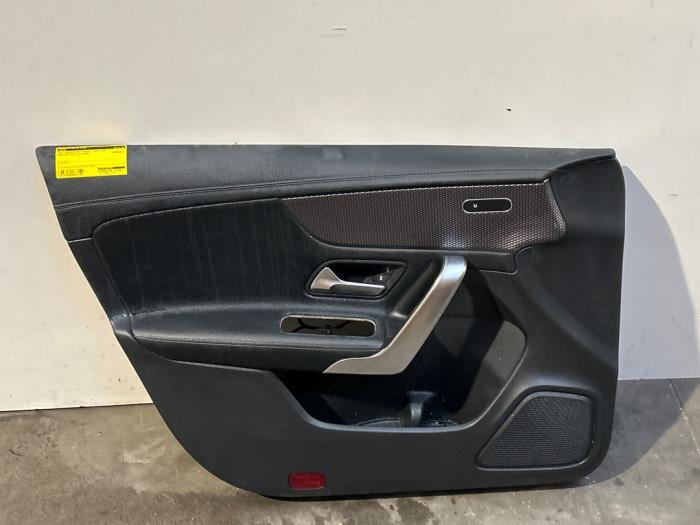 Tapicerka drzwi lewych przednich wersja 4-drzwiowa Mercedes CLA