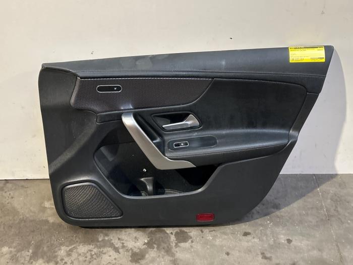 Tapicerka drzwi prawych przednich wersja 4-drzwiowa Mercedes CLA