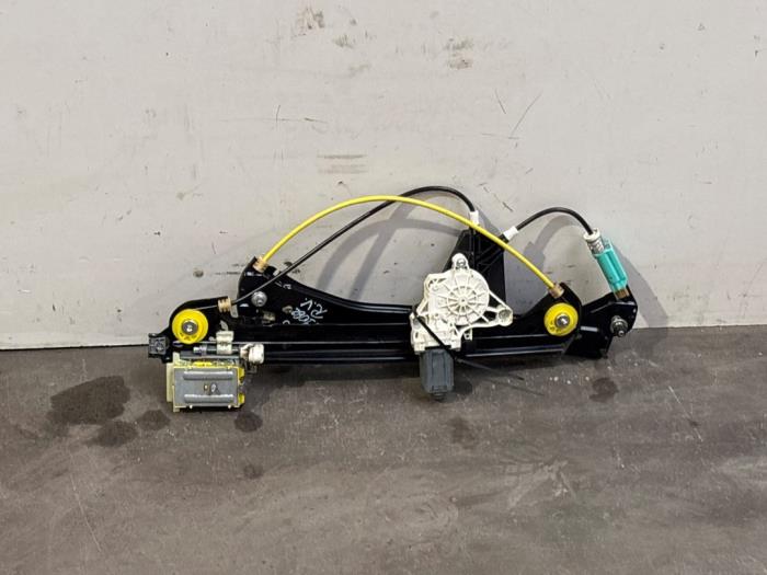 Mechanizm szyby prawej przedniej wersja 4-drzwiowa Mercedes CLA