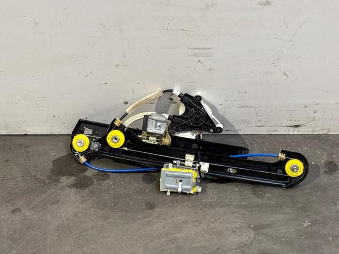 Mechanizm szyby lewej tylnej wersja 4-drzwiowa Mercedes CLA